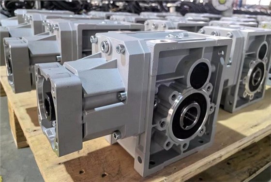 艾思捷準(zhǔn)雙曲面減速機(jī)KM502系列的應(yīng)用---卷?yè)P(yáng)機(jī).jpg 艾思捷準(zhǔn)雙曲面減速機(jī)KM502系列的應(yīng)用---卷?yè)P(yáng)機(jī).jpg