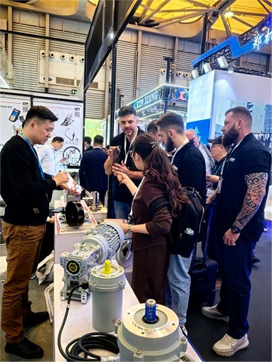 艾思捷傳動(dòng)參加2024年亞洲動(dòng)力傳動(dòng)與控制技術(shù)展覽會(huì) (2).jpg 艾思捷傳動(dòng)參加2024年亞洲動(dòng)力傳動(dòng)與控制技術(shù)展覽會(huì) (2).jpg